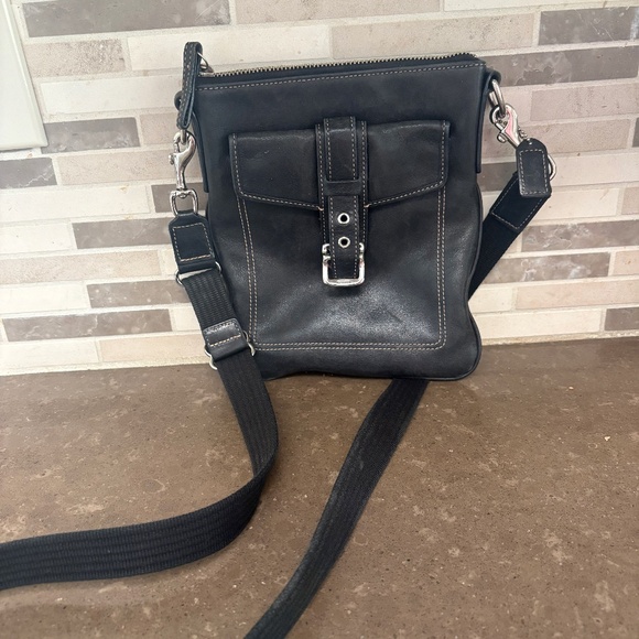 Coach Handbags - Vintage Coach Hamptons Black Leather Swingpack Crossbody Purse